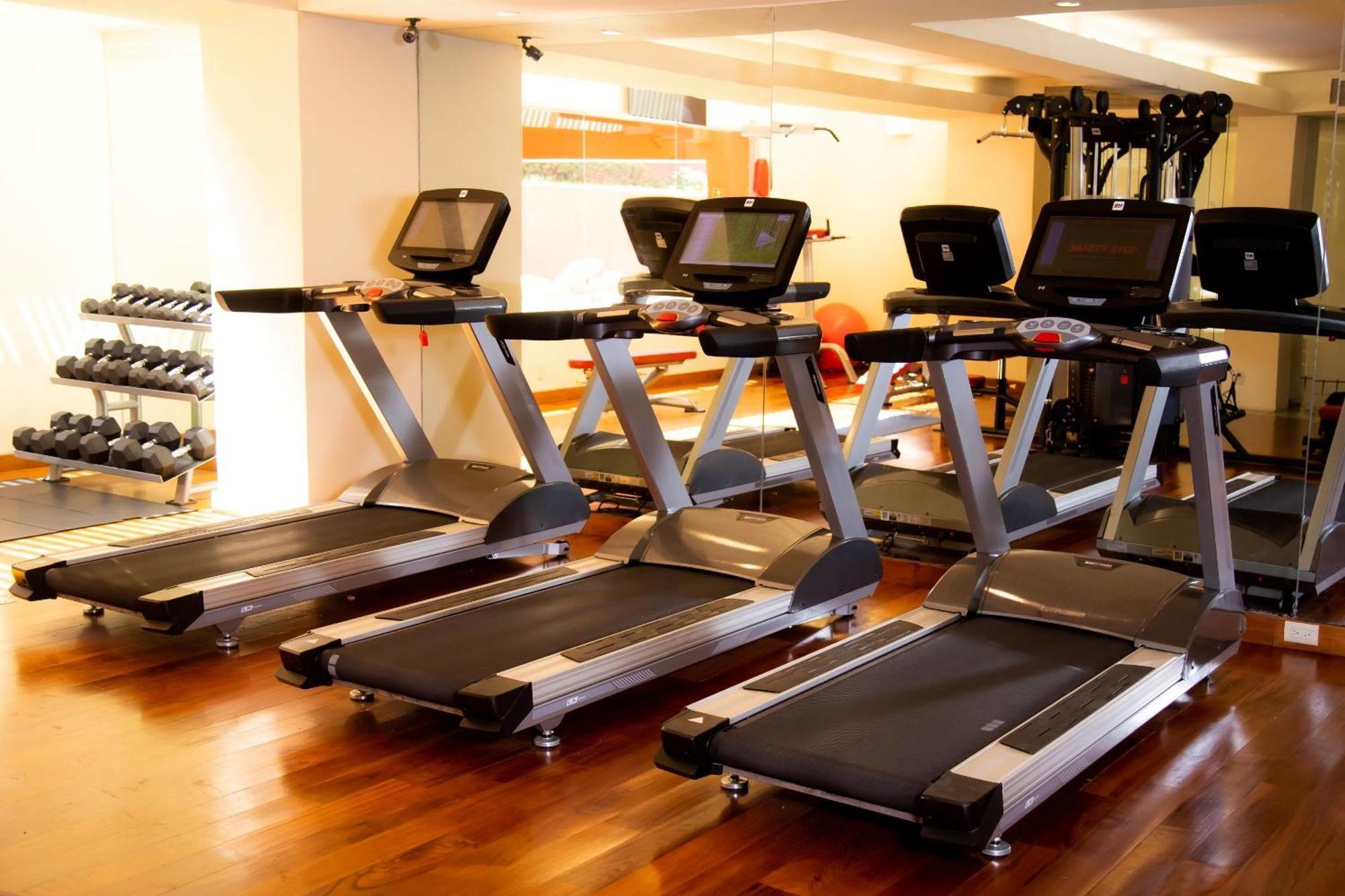 ホテル カミノ リアル モンテレー San Pedro Garza Garcia エクステリア 写真 Treadmills in a gym